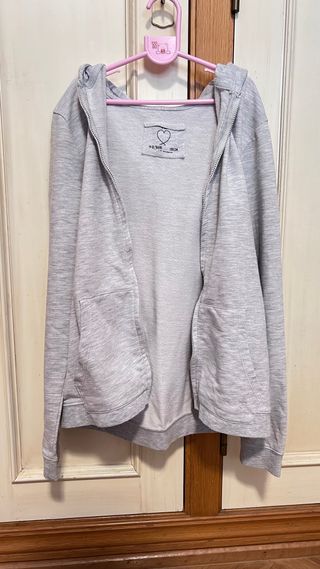 Chaqueta chándal gris con capucha