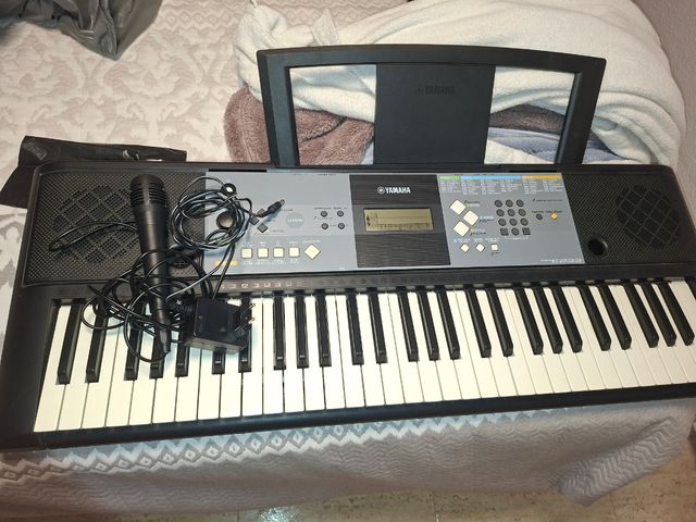 Piano Yamaha E233 con micrófono
