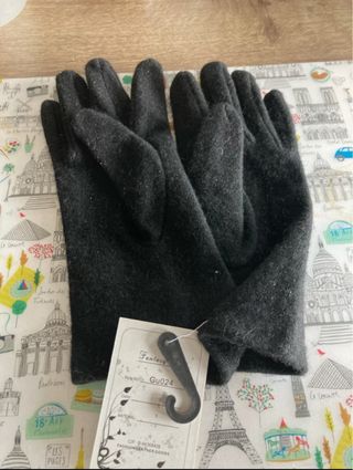 Guantes de lana con adornos