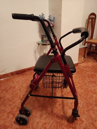 Andador con asiento y cesta