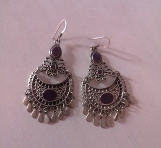 Pendientes plateados con detalles morados
