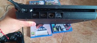 PS4 (PlayStation 4) + 4 Juegos