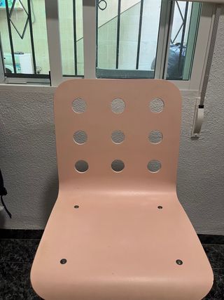 Silla de escritorio rosa con agujeros y giratoria 