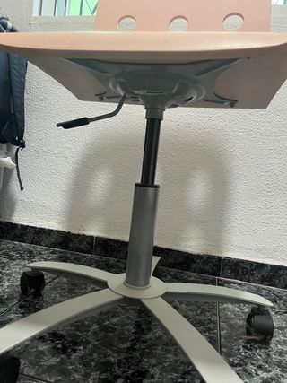 Silla de escritorio rosa con agujeros y giratoria 