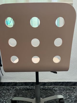 Silla de escritorio rosa con agujeros y giratoria 