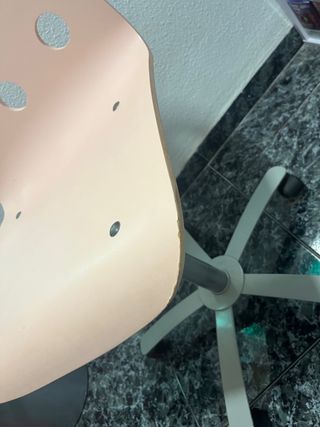 Silla de escritorio rosa con agujeros y giratoria 