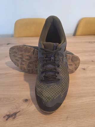 Zapatillas Asics grises, negras y verdes
