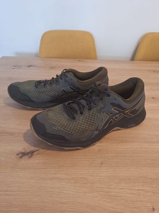 Zapatillas Asics grises, negras y verdes