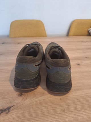 Zapatillas Asics grises, negras y verdes
