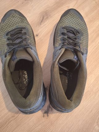 Zapatillas Asics grises, negras y verdes