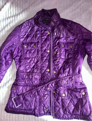 Chaqueta acolchada morada con cinturón