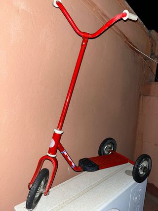 Patinete infantil vintage rojo fabricado en España