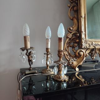 Tre lampade antiche dorate con gocce