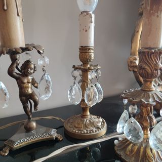 Tre lampade antiche dorate con gocce