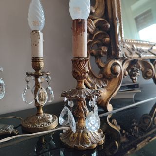 Tre lampade antiche dorate con gocce