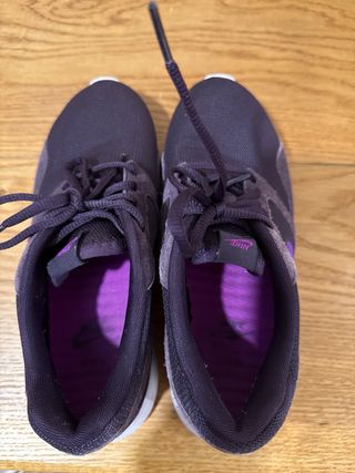 Zapatillas Nike Moradas y Blancas