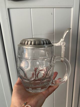 Jarra de cerveza de cristal con tapa de peltre