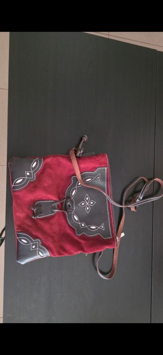 Bolso granate con detalles en cuero