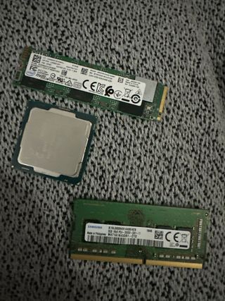 Procesador i5,
Memoria RAM 8GB
Disco M.2 512GB