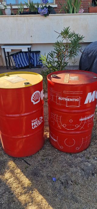 Barril rojo y amarillo