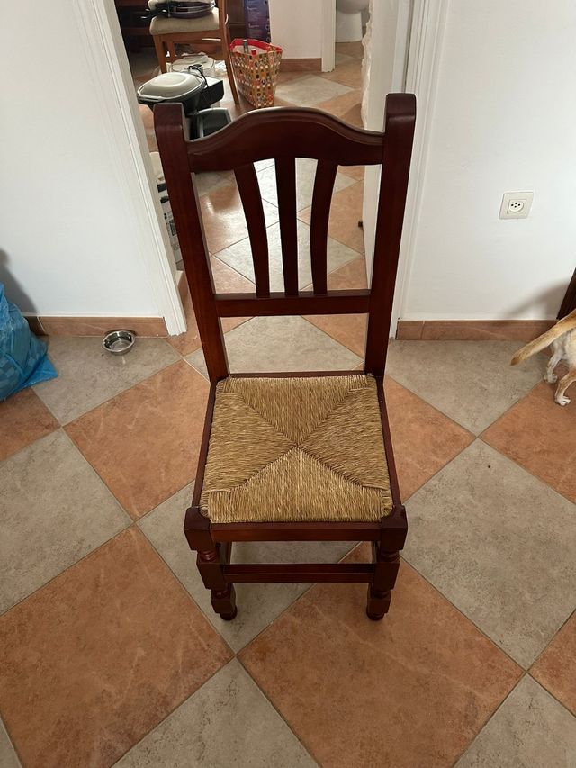 Mesa de madera marrón con 4 sillas a juego