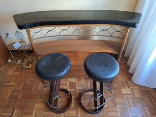 Mesa de bar con taburetes 
Mesa para recepciónpelu