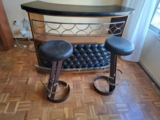 Mesa de bar con taburetes 
Mesa para recepciónpelu