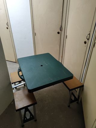 Mesa plegable verde con 4 sillas