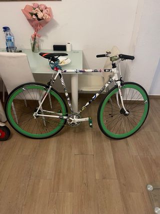 Bicicleta Fixie Blanca con Ruedas Verdes 