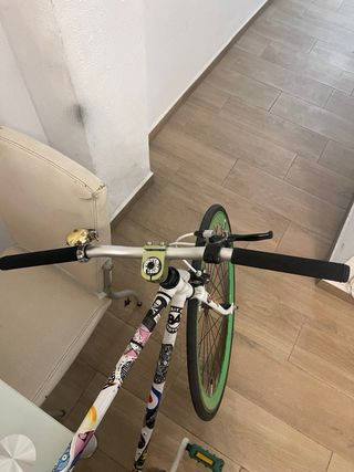 Bicicleta Fixie Blanca con Ruedas Verdes 