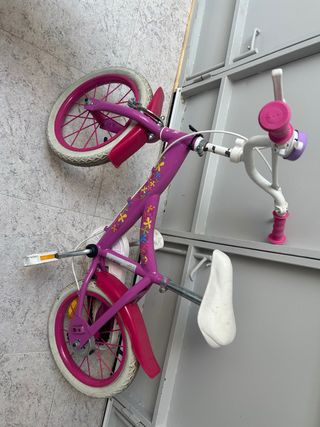 Bicicleta infantil rosa y blanca