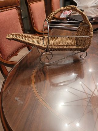 Botellero de mimbre con soporte