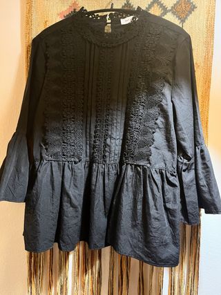Elegante blusa negra con encaje
