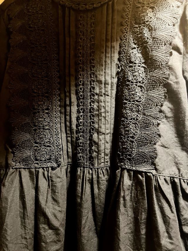 Elegante blusa negra con encaje