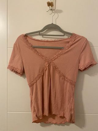 Blusa rosa con encaje cuello V talla M