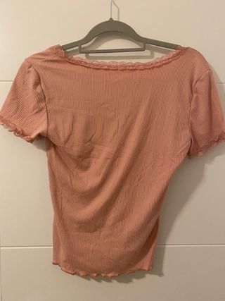 Blusa rosa con encaje cuello V talla M