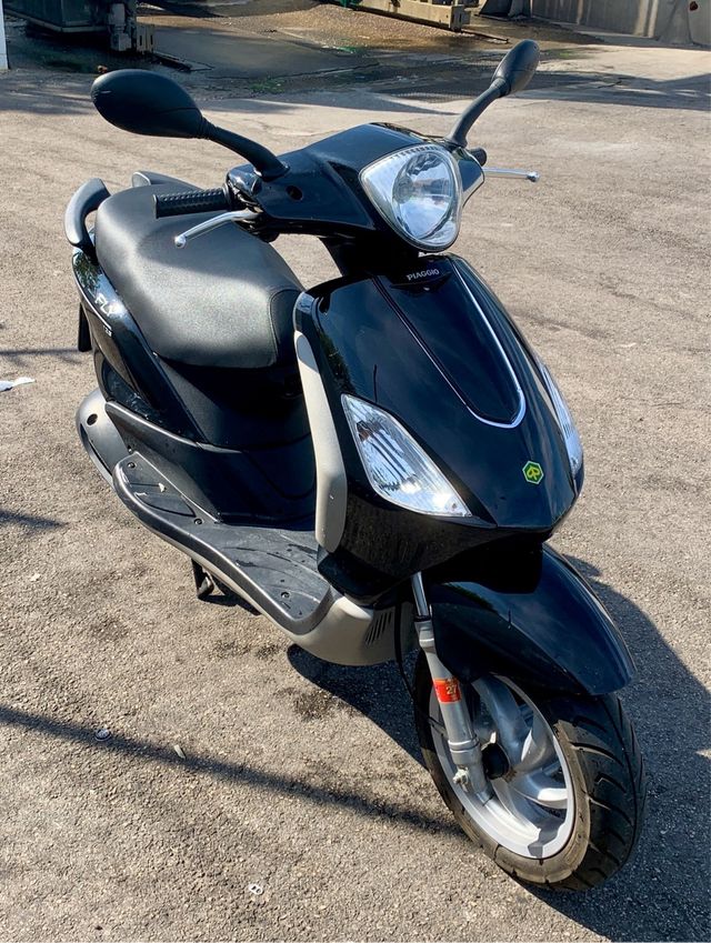 Piaggio Fly 125 Negra