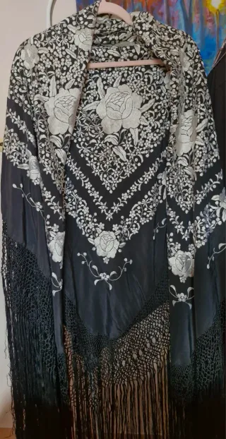 Mantón Manila Negro Bordado a mano blanco-Plata.