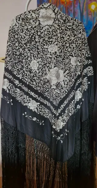 Mantón Manila Negro Bordado a mano blanco-Plata.