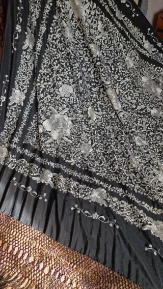 Mantón Manila Negro Bordado a mano blanco-Plata.