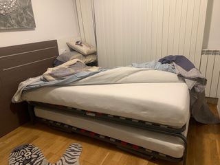 Cama de 90 cms convertible en cama de matrimonio.