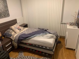 Cama de 90 cms convertible en cama de matrimonio.