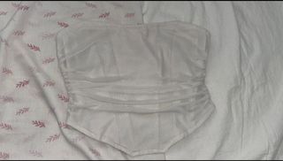Top blanco de malla con fruncido