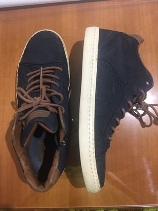 Zapatillas altas azules y marrones