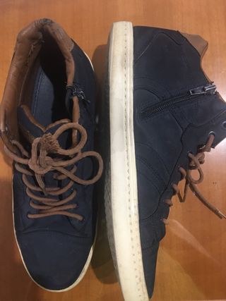 Zapatillas altas azules y marrones