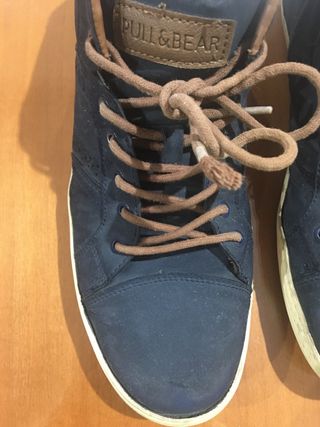 Zapatillas altas azules y marrones