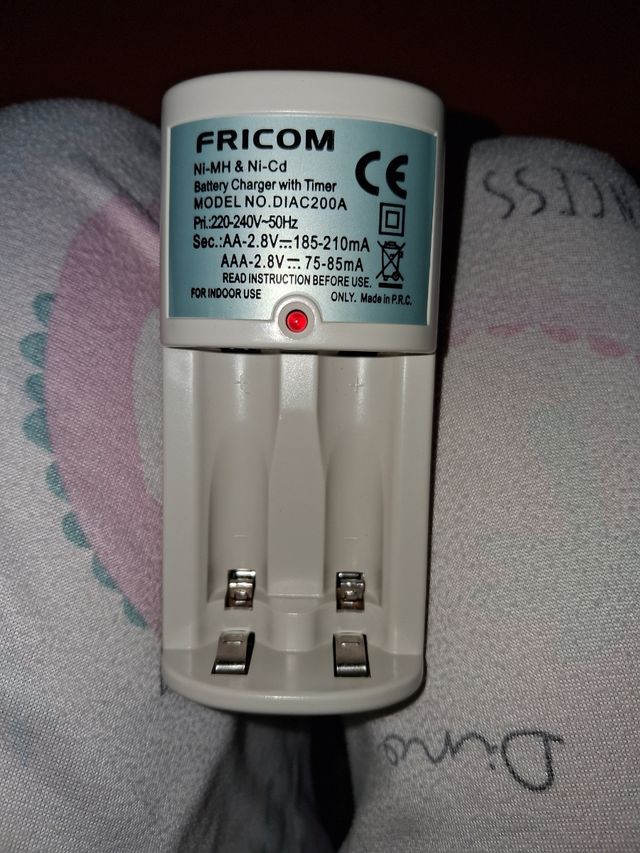 Cargador Pilas FRICOM Ni-MH Ni-Cd DIAC200A