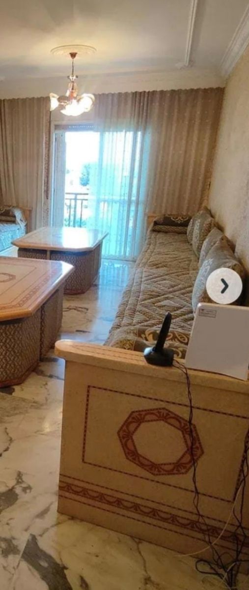 Sofá largo de tela y madera