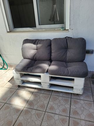 Sofá hecho con palets y cojines 