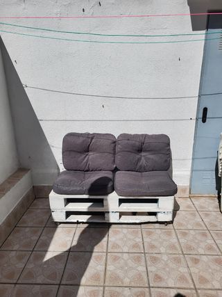Sofá hecho con palets y cojines 